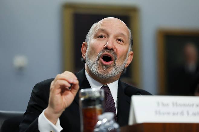 하워드 러트닉 미국 상무부 장관이 지난 5일(현지시간) 미국 워싱턴DC 국회의사당에서 열린 도널드 트럼프 미국 대통령의 상무부 예산 요청에 대한 하원 세출위원회 청문회에 출석해 발언하고 있다. 로이터=연합뉴스