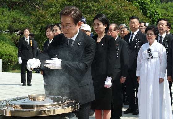 이재명 대통령이 6일 서울 동작구 국립서울현충원에서 열린 70회 현충일 추념식에서 현충탑을 참배하며 분향하고 있다. 연합뉴스