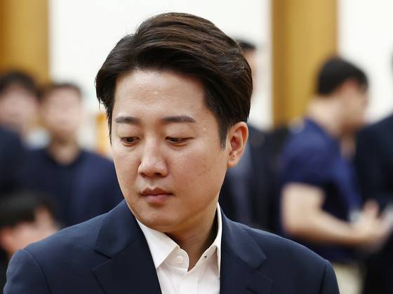 이준석 개혁신당 의원이 지난 3일 서울 여의도 국회 의원회관에 마련된 제21대 대통령선거 개표상황실에서 입장을 밝히기 위해 굳은 표정으로 들어서고 있다. 뉴스1