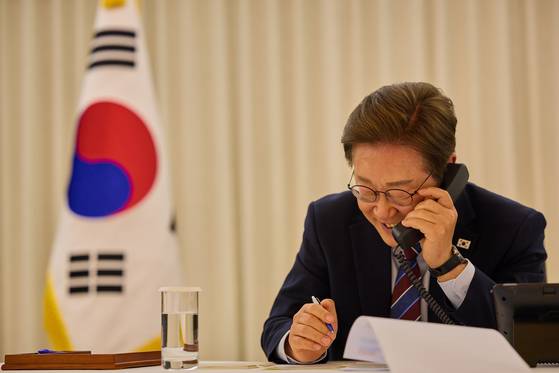 이재명 대통령이 6일 저녁 서울 한남동 관저에서 도널드 트럼프 미국 대통령과 전화 통화를 하고 있다. 대통령실 제공.