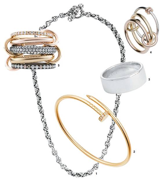 두툼한 볼륨감과 독특한 조형성이 돋보이는 젠더리스 주얼리. 1 홀슨부 ‘트라이링크’ 목걸이. 2 까르띠에 ‘저스트앵 끌루’ 팔찌. 3 아르켓 반지. 4, 5 스피넬리 킬콜린 ‘갤럭시’ 반지. [사진 각 브랜드]