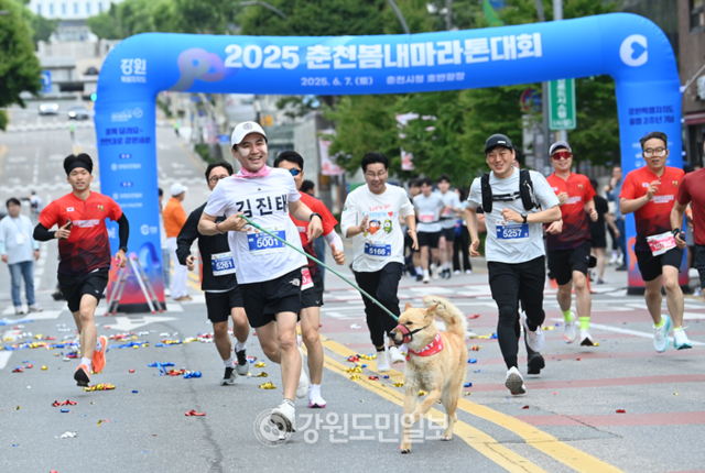 ▲ 김진태 강원도지사가 반려견 ‘뭉치’와 함께 7일 춘천시청 호반광장에서 열린 ‘제26회 강원도민달리기대회·2025 춘천봄내마라톤대회’ 5㎞ 코스를 달리고 있다. 서영 기자
