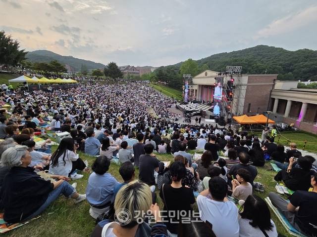 ▲ 2025 원주 에브리씽 페스티벌이 7일 연세대 미래캠퍼스 노천극장에서 개막, 뮤지션과 관객이 하나되는 장으로 펼쳐졌다. 권혜민