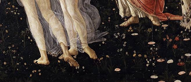 봄에 묘사된 식물들 부분. 이 작품에 나오는 식물 종류는 총 400여종에 달한다고 한다. 이는 르네상스의 정신을 정확히 반영한 것이다. 르네상스는 '종교를 완전히 거부한 시대'가 아니었다. 그들은 현실 세계의 아름다움을 통해 신적인 아름다움을 더 잘 이해하고자 했다. 그래서 이들은 자연을 비롯한 현실의 아름다움을 더 자세히 보고 표현하려 했고, 이런 시도가 신의 세계에 더 가까이 가는 방법이라고 여겼다.