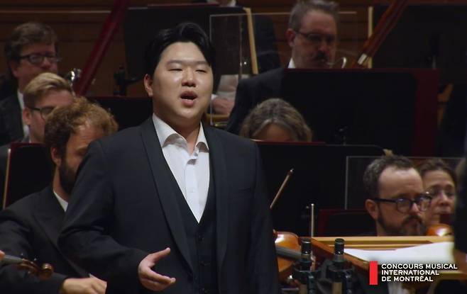 2차 결선에서 노래하는 테너 황준호 / (c)몬트리올국제콩쿠르 홈페이지 스티리밍