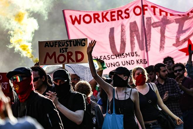 지난 5월 2일 독일 베를린에서 세계 노동자의 날을 기념하기 위해 사람들이 집회에 참여했다./EPA 연합뉴스