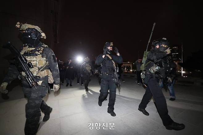 윤석열 전 대통령이 불법계엄을 선포한 후 자정을 넘긴 지난해 12월4일 새벽 서울 여의도 국회의사당에 도착한 무장군인들이 국회본청으로 이동하고 있다. 성동훈 기자