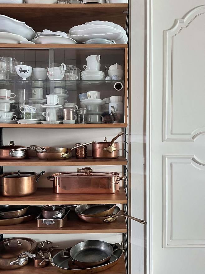 오후의 햇빛을 받아 황금빛을 발산하고 있는 그의 동그릇 컬렉션. 박민지씨 제공