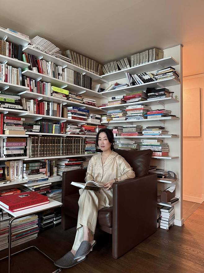 거실은 패션 서적 등으로 가득 채운 서재 공간으로 활용하고 있다. 박민지씨 제공
