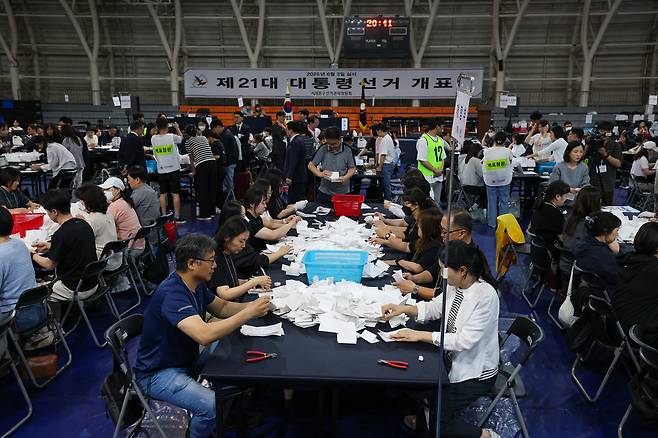 6월 3일 서울 서대문구 명지전문대 체육관에서 제21대 대통령선거 개표가 진행되고 있다. 이준헌 기자