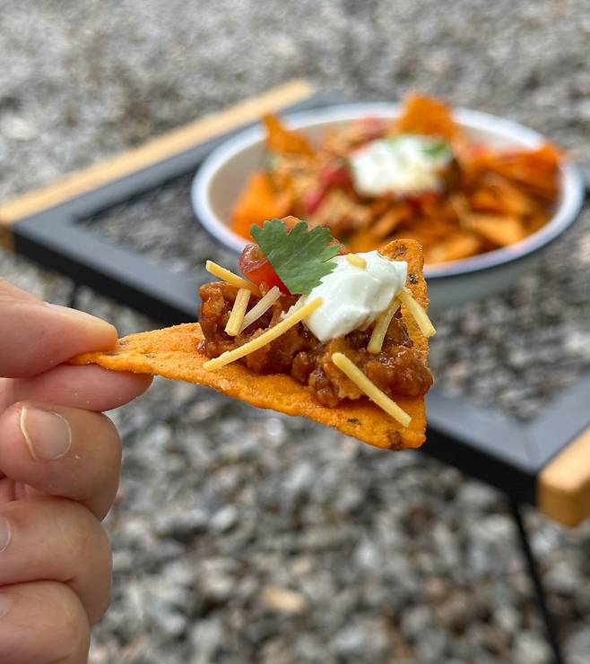 캠핑에서 ‘아무것도 하지 않을 자유’를 느끼고 싶다면 봉지 나초가 적격이다. 나초 위에 원하는 토핑과 소스를 올리는 것만으로 훌륭한 핑거푸드가 된다.