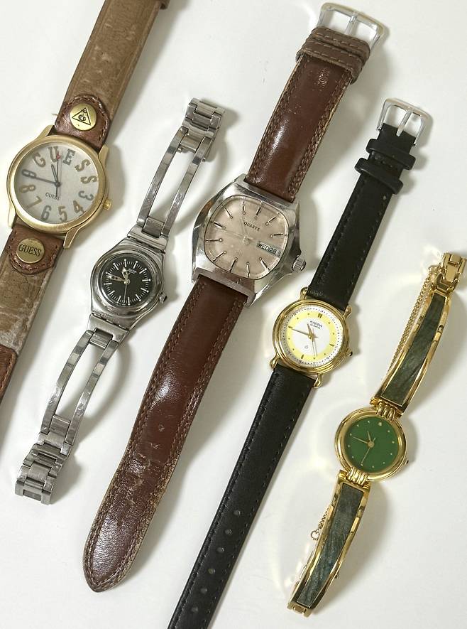 필자가 서울 동묘시장과 온라인 중고거래 사이트에서 구매한 옛 시계들.