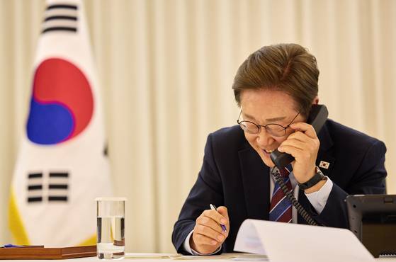 President Lee Jae-myung speaks on the phone with U.S. President Donald Trump at the presidential residence in Hannam-dong, central Seoul, on June 6. [PRESIDENTIAL OFFICE]