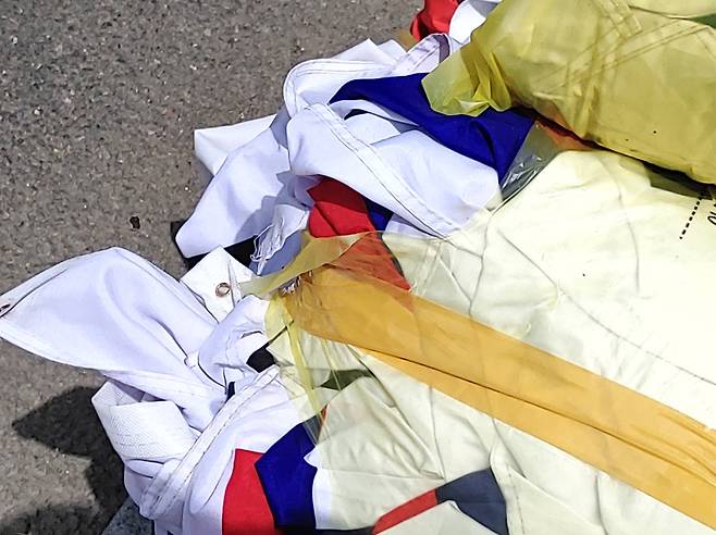 현충일인 6일 청북 청주시 도로변에서 다량의 태극기가 쓰레기 종량제 봉투에 담겨져 발견됐다. 연합뉴스&nbsp;&nbsp;