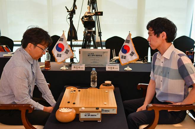 목진석 9단(왼쪽)이 이창호 9단을 꺾고 4강에 올랐다. 한국기원 제공