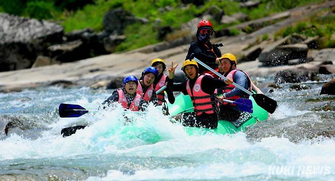 초여름 날씨를 보이는 7일 오후 강원 인제군 내린천에서 피서객들이 래프팅을 즐기고 있다.