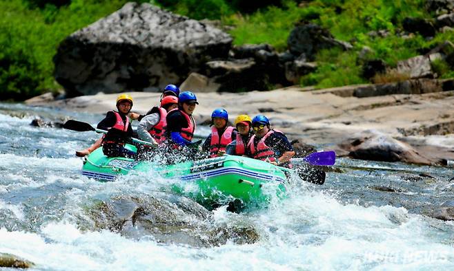 초여름 날씨를 보이는 7일 오후 강원 인제군 내린천에서 피서객들이 래프팅을 즐기고 있다.