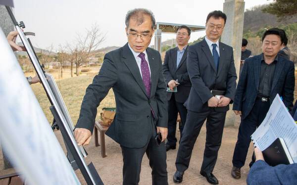 류윤기 인천도시공사 사장이 지난 4월7일 미단시티를 방문해 사업 추진 현황 등을 점검하고 있다. 인천도시공사 제공