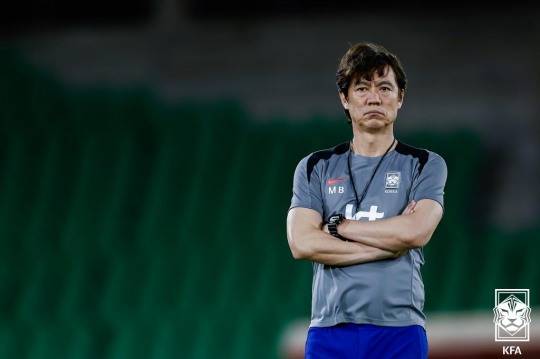 훈련 지켜보는 홍명보 감독. 사진[연합뉴스]