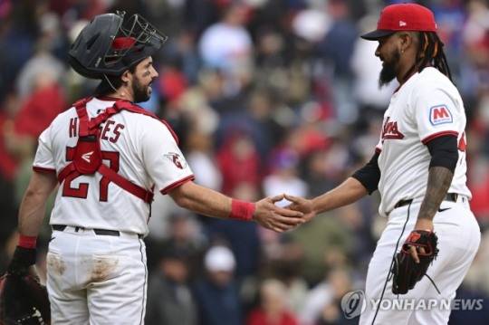 클리블랜드 포수 오스틴 헤지스(왼쪽) / 사진=연합뉴스