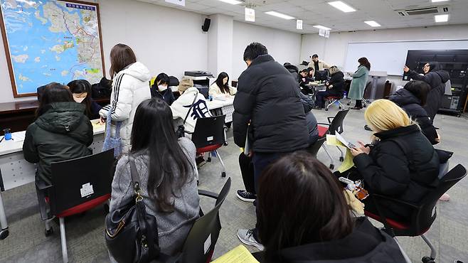 2025년도 제1회 초졸·중졸·고졸 검정고시 원서 접수가 시작된 인천 남동구 인천시교육청 접수처에서 응시생들이 원서를 접수하고 있다. 연합뉴스