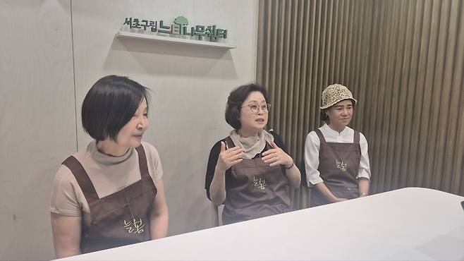 늘봄카페에서 근무중인 김화숙 ,박민선, 현경희씨가 인터뷰를 하고 있다. 안병준 기자