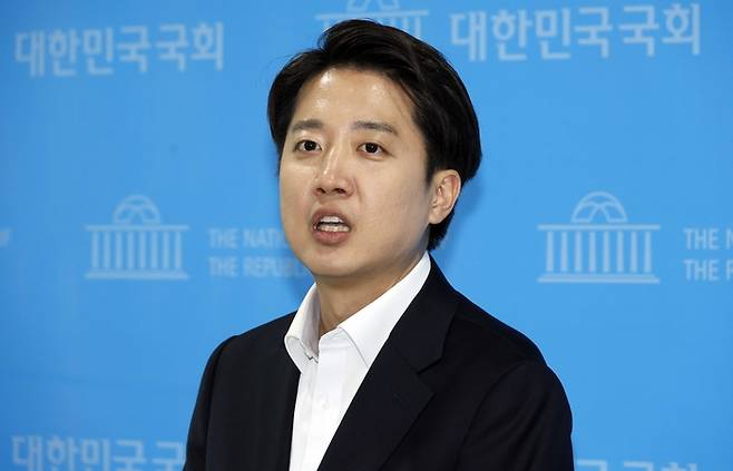 개혁신당 이준석 대선후보가 지난 5월 30일 오후 서울 여의도 국회 소통관에서 기자회견을 열고 진보 정당들이 자신을 상대로 발의한 징계안에 대한 입장 발표한 뒤 취재진의 질문에 답변을 하고 있다. [김호영 기자]