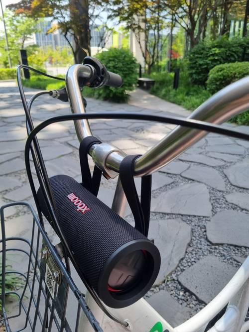 LG 엑스붐(xboom) 그랩을 따릉이 자전거에 부착한 모습. [방영덕 기자]