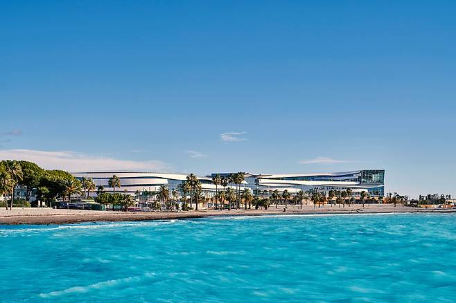 바다와 바로 붙어 있는 캡3000 쇼핑몰 전경 / 사진=MDenance