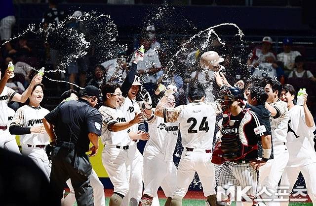 송성문이 6일 고척 LG전에서 끝내기 홈런을 친 뒤 동료들과 기쁨을 나누고 있다. 사진(고척 서울)=김영구 기자