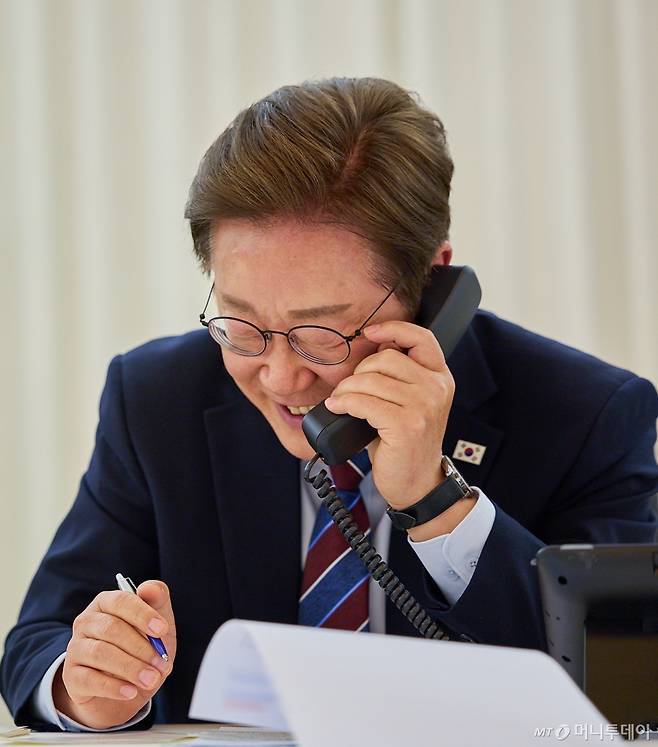 (서울=뉴스1) 허경 기자 = 이재명 대통령이 6일 한남동 관저에서 도널드 트럼프 미국 대통령과 전화 통화를 하고 있다. (대통령실 제공. 재판매 및 DB 금지) 2025.6.6/뉴스1  Copyright (C) 뉴스1. All rights reserved. 무단 전재 및 재배포,  AI학습 이용 금지. /사진=(서울=뉴스1) 허경 기자