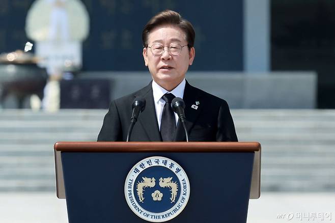 [서울=뉴시스] 고범준 기자 = 이재명 대통령이 6일 서울 동작구 국립서울현충원에서 열린 제70회 현충일 추념식에서 추념사를 하고 있다. 2025.06.06.