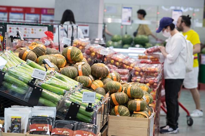 서울시내 한 대형마트에서 시민들이 장을 보고 있다. /사진=뉴스1