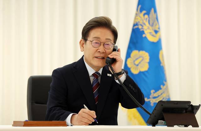 이재명 대통령이 6일 밤 서울 한남동 관저에서 도널드 트럼프 미국 대통령과 전화 통화를 하기 위해 수화기를 들고 있다. 뉴시스 제공