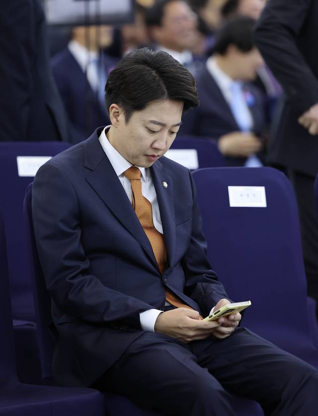 개혁신당 대선 후보로 나섰던 이준석 의원이 지난 4일 오후 서울 여의도 국회 로텐더홀에서 열린 제21대 대통령 취임 선서 행사에 참석해 휴대폰을 보고 있다. 뉴시스 제공