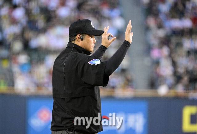 2025년 6월 5일 오후 서울 잠실구장에서 진행된 '2025 신한 SOL뱅크 KBO 리그' KIA 타이거즈와 두산 베어스의 경기. 두산 조성환 감독대행이 4회말 1사 2.3루서 김인태가 삼진을 당하자 김익수 구심에게 구명환 3루심의 체크스윙 판정에 대해 항의하자 구명환 3루심이 당황하고 있다./마이데일리