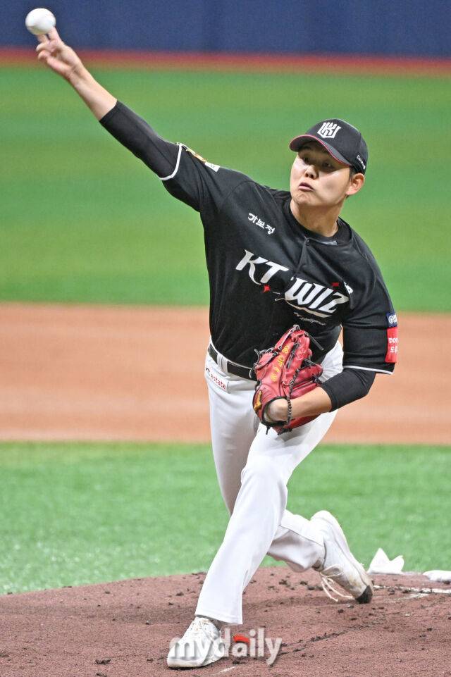 25일 서울 고척스카이돔에서 열린 '2025 신한 SOL BANK KBO리그' KT 위즈와 키움 히어로즈 경기. KT 선발 소형준이 힘차게 투구하고 있다./마이데일리