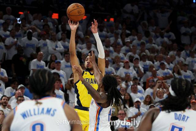 결승포를 작렬하는 할리버튼(왼쪽에서 두 번째). /게티이미지코리아