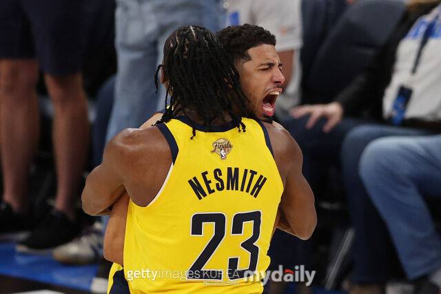 할리버튼(뒤)이 6일 오클라호마시티와 경기에서 역전 결승포를 터뜨린 후 네스미스와 포옹하며 포효하고 있다. /게티이미지코리아