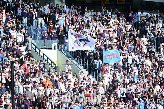 2025년 4월 26일 오후 서울 잠실구장에 진행된 '2025 신한 SOL뱅크 KBO 리그' 롯데 자이언츠와 두산 베어스의 경기. 롯데 팬들이 응원하고 있다./마이데일리