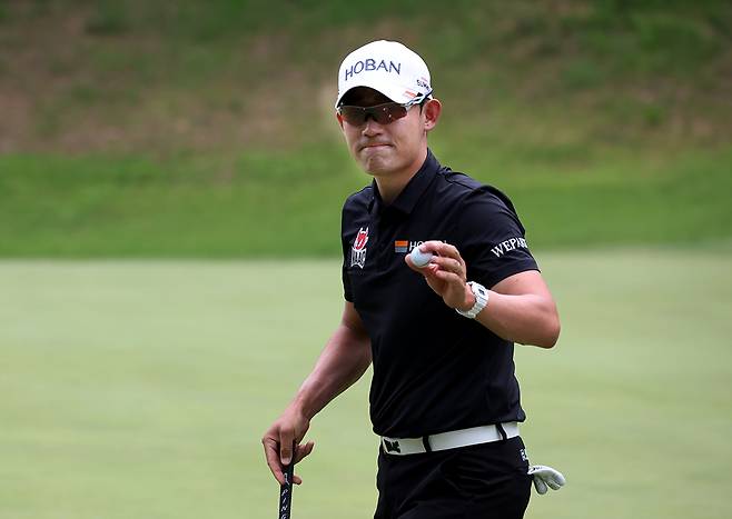 5번 홀서 버디를 잡은 후 갤러리에게 인사하는 김비오. [사진=KPGA]