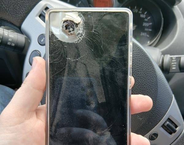 우크라이나군 병사라고 밝힌 한 이용자가 우크라이나 삼성전자 홈페이지 리뷰 게시판에 올린 사진.  [삼성전자 우크라이나 홈페이지 갈무리]