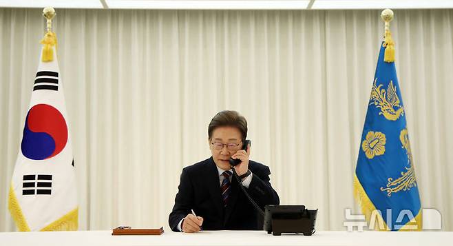 [서울=뉴시스] 고범준 기자 = 이재명 대통령이 6일 서울 한남동 관저에서 도널드 트럼프 미국 대통령과 전화 통화를 하기 위해 수화기를 들고 있다. 2025.06.06. bjko@newsis.com