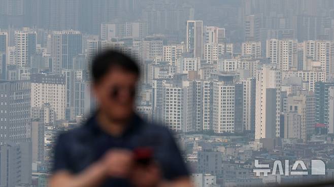 [서울=뉴시스] 김진아 기자 = 사진은 15일 서울 남산에서 바라본 아파트 단지. 2025.05.15. bluesoda@newsis.com