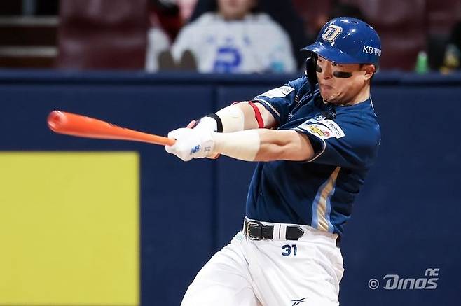 [서울=뉴시스] 프로야구NC 다이노스 손아섭이 지난 4월4일 서울 고척스카이돔에서 열린 2025 신한 쏠뱅크 KBO리그 키움 히어로즈와의 경기에서 안타를 치고 있다. (사진=NC 다이노스 제공) 2025.04.04. *재판매 및 DB 금지