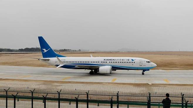 [서울=뉴시스] 미중 관세 전쟁으로 중국이 자국 항공사에 인도될 예정이던 보잉 항공기 1대를 미국으로 돌려보냈다. 중국 샤먼항공 보잉 맥스 737 항공기 자료사진. <사진출처: 바이두> 2025.04.21