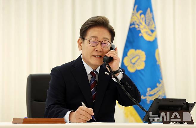 [서울=뉴시스] 고범준 기자 = 이재명 대통령이 6일 서울 한남동 관저에서 도널드 트럼프 미국 대통령과 전화 통화를 하기 위해 수화기를 들고 있다. 2025.06.06. bjko@newsis.com