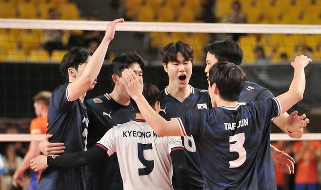 [서울=뉴시스] 한국 남자배구 대표팀 선수단이 7일 천안 유관순체육관에서 열린 네덜란드와의 2차 평가전에서 득점에 성공한 뒤 환호하고 있다. (사진=대한배구협회 제공) 2025.06.07. *재판매 및 DB 금지