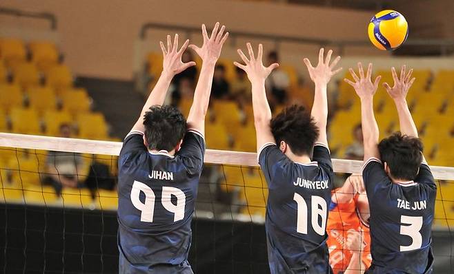 [서울=뉴시스] 한국 남자배구 대표팀 선수단이 7일 천안 유관순체육관에서 열린 네덜란드와의 2차 평가전에서 블로킹을 시도하고 있다. (사진=대한배구협회 제공) 2025.06.07. *재판매 및 DB 금지