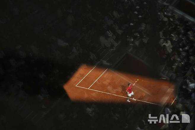 [파리=AP/뉴시스] 노바크 조코비치(6위·세르비아)가 4일(현지 시간) 프랑스 파리 롤랑가로스에서 열린 프랑스오픈 남자 단식 8강전에서 알렉산더 츠베레프(3위·독일)와 경기하고 있다. 메이저 단식 25회 우승에 도전하는 조코비치가 3-1(4-6 6-3 6-2 6-4)로 승리하고 4강에 올라 얀니크 신네르(1위·이탈리아)와 결승 진출을 다툰다. 2025.06.05.